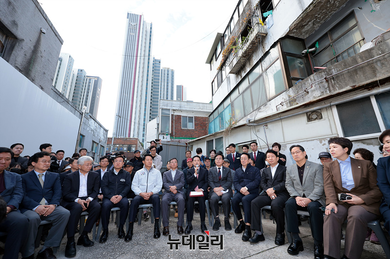 ▲ 장동혁 국민의힘 대표, 송언석 원내대표, 오세훈 서울시장을 비롯한 참석자들이 24일 오전 서울 노원구 상계5 재정비촉진구역에서 열린 국민의힘-서울특별시 부동산 대책 현장 회의에 참석해 자리하고 있다. ⓒ서성진 기자