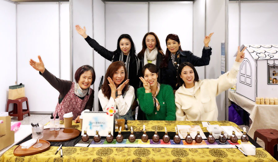 ▲ 유원대학교 RISE사업단 평생교육팀이 옥천체육센터에서 ‘감성조향 체험 부스’를 운영하고 있다.ⓒ유원대