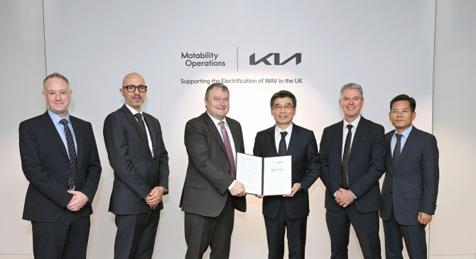 ▲ (왼쪽부터) 모타빌리티 제임스 혼(James Horne) 상무, 다미안 오톤(Damian Oton) CCO, 앤드류 밀러(Andrew Miller) CEO, 기아 송호성 사장, 폴 필포트(Paul Philpott) 기아 영국법인장, 김상대 PBV비즈니스사업부장이 기념 촬영을 하는 모습. ⓒ기아