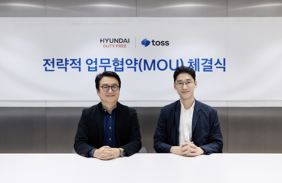 ▲ 서울 강남구 토스 본사에서 열린 업무협약식에서 이정민 현대면세점 경영지원본부장(왼쪽)과 오규인 토스 부사장(오른쪽)이 기념 촬영을 하고 있다. ⓒ토스