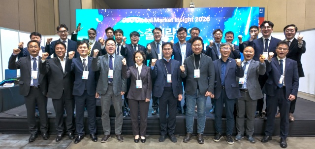 ▲ ‘GBC 글로벌 마켓 인사이트(Global Market Insight) 2026’ 참석자들이 기념촬영을 하고 있다. ⓒ경기도경제과학진흥원 제공