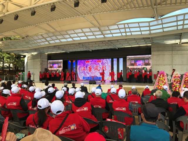 ▲ 중국 단체관광객들이 여주 오곡나루축제에서 공연을 관람하고 있다. ⓒ경기관광공사 제공