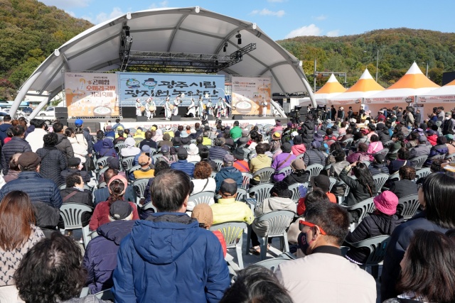▲ 제3회 곤지암 소머리국밥 거리 축제에서 관광객들이 공연을 관람하고 있다. ⓒ광주시 제공