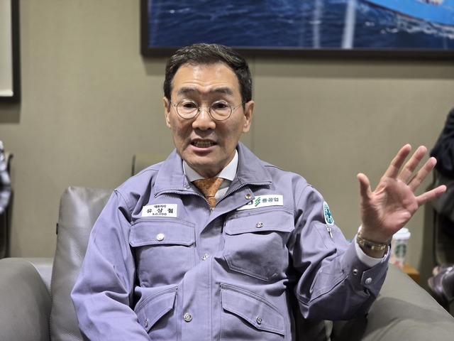 ▲ 유상철 HJ중공업 대표가 지난달 31일 영도조선소에서 기자들과 차담을 나누고 있다. ⓒ김보배 기자