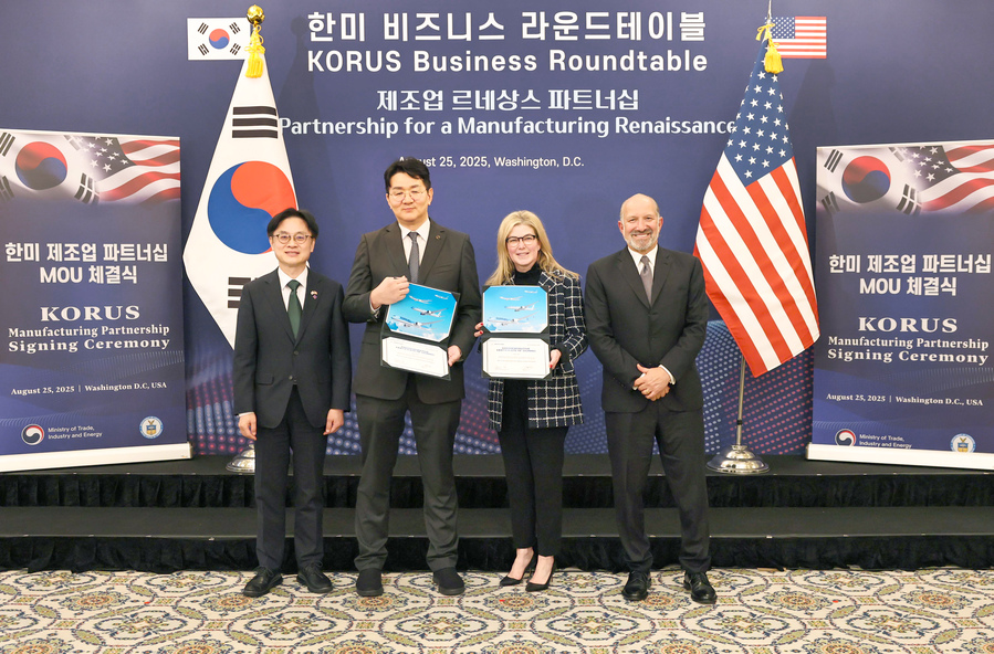 ▲ 조원태 한진그룹 회장(왼쪽 두번째)이 70조원 규모의 계약을 체결한 후 기념촬영을 하는 모습. ⓒ한진그룹