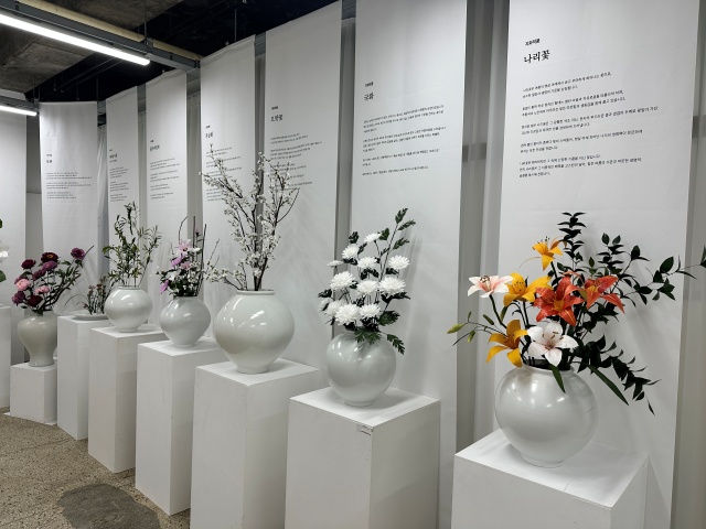 ▲ '우리 꽃 한지 전시관'에 전시된 한지로 빚은 야생화들. ⓒ우리 꽃 한지 전시관 제공