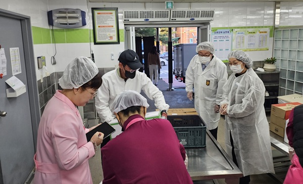 ▲ 윤정병 교육장과 간 부 등이 식중독 예방을 위해 관내 초·중 3교 급식실을 점검했다.ⓒ대전시교육청