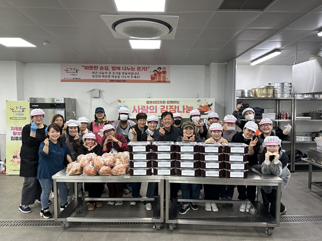 ▲ 태백시가족센터가 지난 1일 태백시자원봉사센터 1층 공동조리실에서 결혼이민자 10명과 자원봉사자들이 함께한 '김장김치 나눔행사'를 성황리에 개최했다. ⓒ태백시