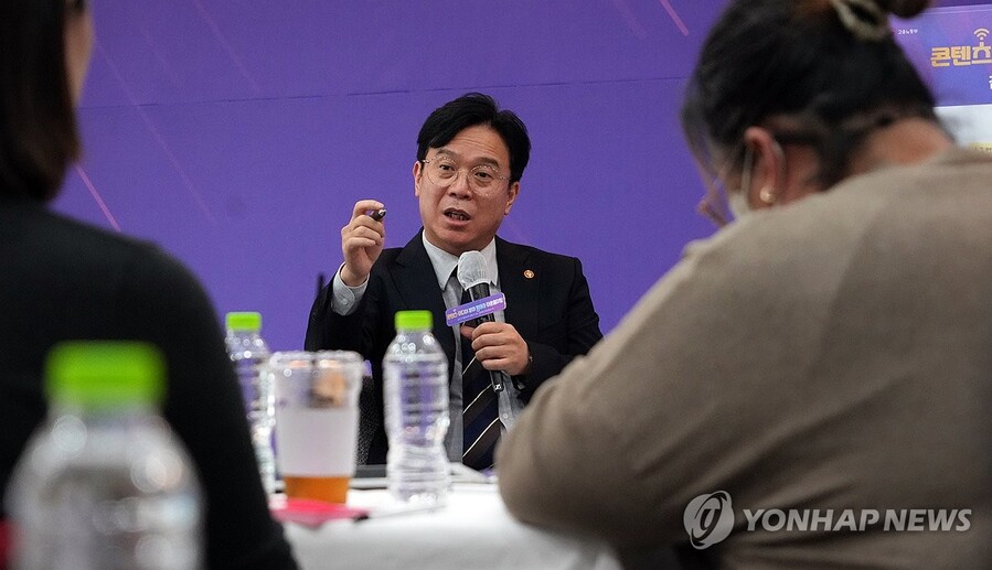 ▲ 김영훈 고용노동부 장관이 지난달 22일 서울 마포구 서울미디어노동자쉼터에서 열린 콘텐츠·미디어 분야 종사자 타운홀 미팅에서 발언하고 있다. ⓒ연합뉴스