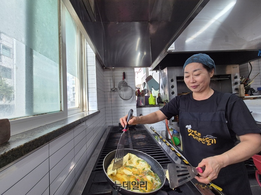 ▲ 홍 사장이 정식 메뉴를 조리하는 모습ⓒ홍수정 사장 제공