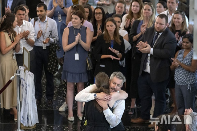 ▲ 미국 워싱턴 D.C. 국무부 청사 로비에서 국무부 직원들이 해고돼 떠나는 동료와 작별 인사를 하고 있다. AP/뉴시스. 250711 ⓒ뉴시스