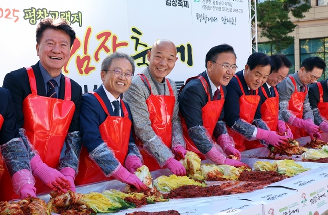 ▲ 3일 평창고랭지김장축제위원회(위원장 장문혁)가 서울 여의도 국회 소통관 앞 야외 광장에서 진행한 '2025 평창고랭지김장축제 국회 홍보 체험 행사'에서 장문혁 축제 위원장, 심재국 평창군수, 유상범·김기현 국민의힘의원, 송기헌·허영 민주당의원을 비롯한 주요 참석자들이 김장김치를 담그고 있다. ⓒ평창고랭지김장축제위원회