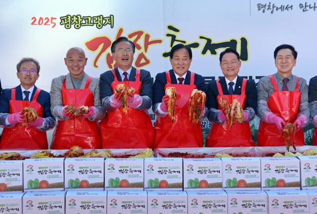 ▲ 3일 평창고랭지김장축제위원회 (위원장 장문혁)가 서울 여의도 국회 소통관 앞 야외 광장에서 진행한 '2025 평창고랭지김장축제 국회 홍보체험행사'에서 장문혁 축제위원장, 심재국 평창군수, 유상범·김기현 국민의힘의원, 송기헌·허영 민주당의원을 비롯한 주요 참석자들이 직접 담근 김치를 들고 기념사진을 촬영하고 있다. ⓒ평창고랭지김장축제위원회