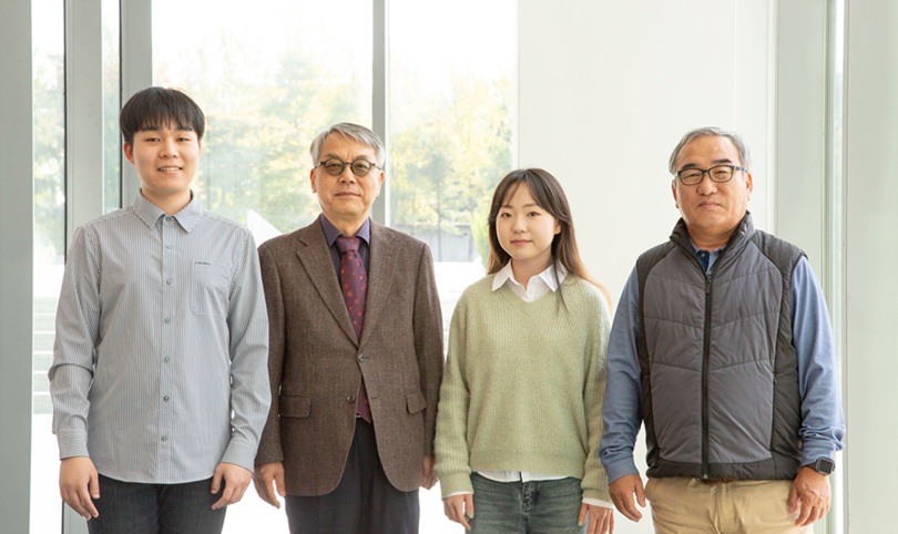 ▲ 오른쪽부터 이화여대 김진원 연구교수, 김지은 학부생, 허창회 석좌교수, 서울대 유승우 대학원생.ⓒ이화여대