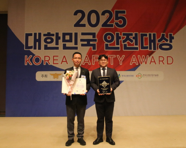 ▲ 서울 중구 한국프레스센터에서 열린 '제24회 대한민국 안전대상' 시상식에서 LH 직원들이 행정안전부 장관상 수상 기념사진을 촬영하고 있다. ⓒLH