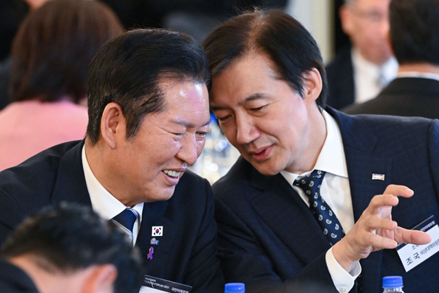 ▲ 2025 국민미래포럼 '선도국가로의 퀀텀점프 : 과학기술이 여는 새로운 성장'이 열린 지난 23일 서울 영등포구 CCMM빌딩에서 정청래 더불어민주당 대표와 조국 조국혁싱당 비상대책위원장이 대화하고 있다. ⓒ뉴시스