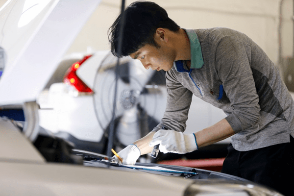 ▲ 교통안전공단 직원이 자동차검사를 하고 있는 모습 ⓒ한국교통안전공단