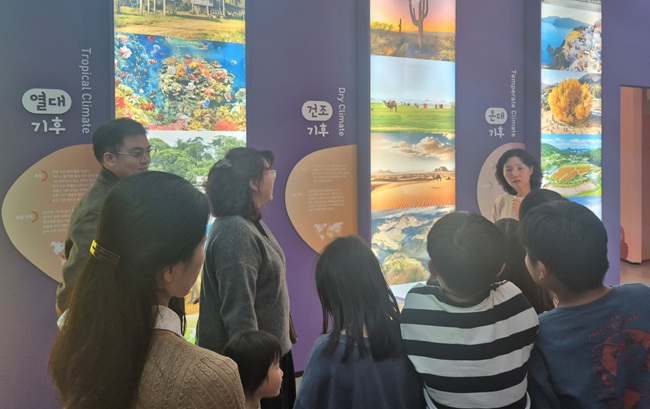 ▲ 한국보훈복지의료공단이 지난달 31일 원주시 기후변화 홍보관에서 지역 취약계층 아동·청소년을 대상으로 탄소중립 문화체험 행사를 진행했다. ⓒ한국보훈복지의료공단