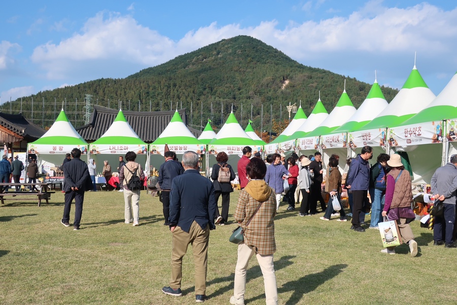 ▲ 산청군 동의보감촌 잔디광장에서 운영한 약초 판매장터가 성황리에 마무리됐다.ⓒ산청군