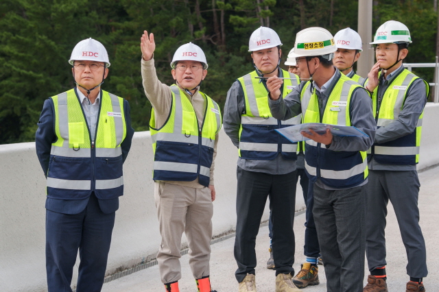 ▲ (왼쪽부터) 조태제 HDC현대산업개발 대표이사(CSO), 정경구 HDC현대산업개발 대표이사(CEO), 김영한 HDC현대산업개발 인프라본부장이 10월 31일 동해선 포항-영덕 고속도로 4, 5공구 현장 안전 점검을 진행하고 있다.ⓒHDC현대산업개발