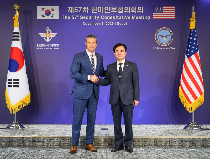 ▲ 안규백 국방부 장관과 피트 헤그세스 미국 국방부 장관이 4일 서울 용산 국방부 청사에서 제57차 한미안보협의회의(SCM)에 앞서 악수하고 있다. ⓒ국방부 제공