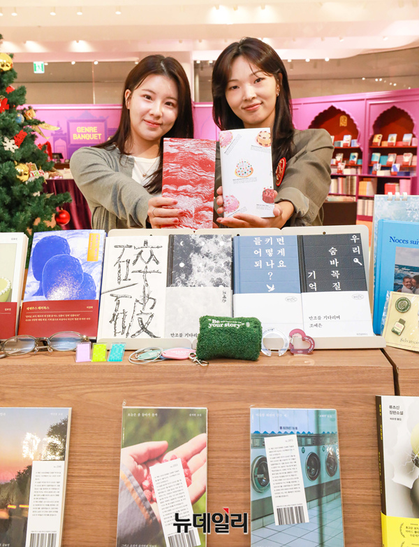 ▲ 4일 오전, 서울 영등포구에 위치한 더현대 서울 5층 '리딩 파티' 팝업스토어에서 직원들이 도서와 협업 굿즈를 소개하고 있다. ⓒ현대백화점