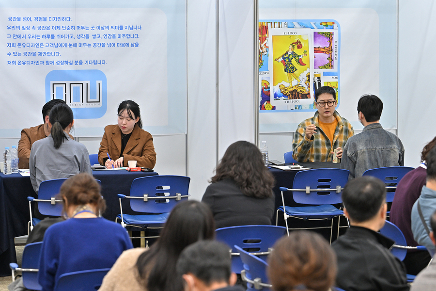 ▲ 광주 서구(구청장 김이강)는 4일 서구청 들불홀에서 인테리어, 자동차 부품 등 7개 업체 등이 참석한 가운데 현장 면접, 채용설명회 등 다양한 부스를 운영하는 광주대학교-서구청 지역혁신중심대학지원체계(RISE) 연계 ‘미니 취업박람회’를 개최했다.ⓒ광주시 서구청 제공