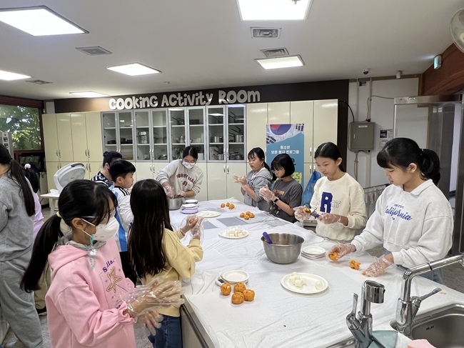 ▲ 원주시청소년수련관 보훈봉사 프로그램 '영웅제과점'에서 감사쿠키를 만드는 모습. ⓒ강원서부보훈지청