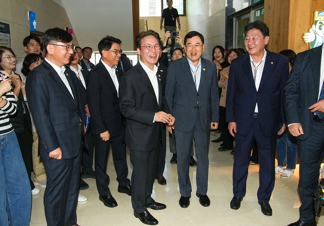 ▲ 지난달 17일 오전 경주시청 로비에서 APEC 정상회의 점검차 경주를 찾은 김민석 국무총리와 주낙영 경주시장이 직원들의 환영 속에 웃음을 짓고 있다.ⓒ경주시