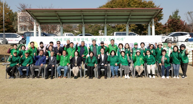 ▲ 새마을지도자 한마음 수련대회에서 참석자들이 기념촬영을 하고 있다ⓒ화성시새마을회 제공