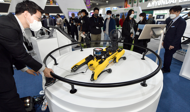 ▲ 10일 오전 광주 서구 김대중컨벤션센터에서 '2021 빛가람국제전력기술엑스포(BIXPO 2021)'가 개막한 가운데 관람객들이 변전소 관리 등에 사용되는 로봇개를 살펴보고 있다. 2021.11.10. ⓒ뉴시스