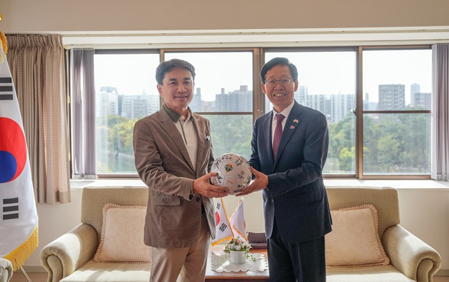 ▲ 김진태 강원특별자치도지사가 4일 강호증 주히로시마 대한민국총영사의 초청으로 총영사관저를 방문해 점심 식사를 함께하며 지방외교 협력 방안 등을 논의하고 교류 협력을 다지는 시간을 가졌다. ⓒ강원특별자치도