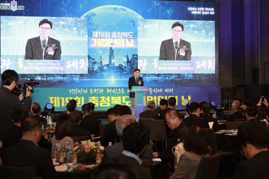 ▲ 이동옥 충북도 행정부지사가 4일 청주 메리다웨딩홀에서 열린 제19회 충북기업인의 날 행사에서 축사을 하고 있다.ⓒ충북도