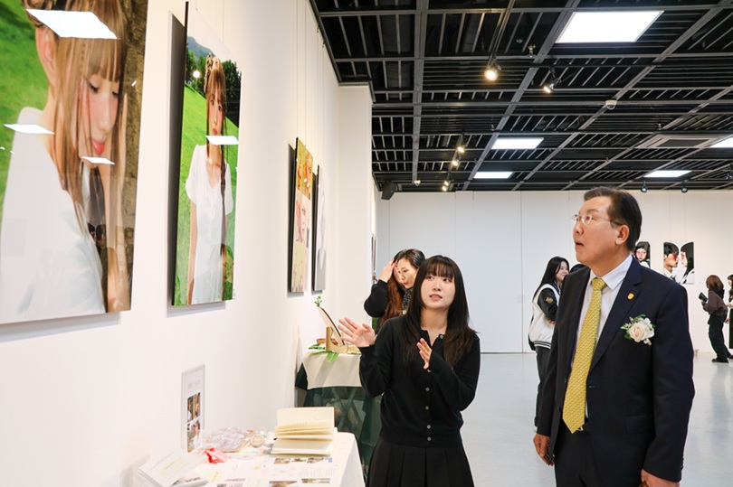 ▲ 안양대 뷰티메디컬디자인학과 제1회 졸업전시회 참관하는 장광수 총장(오른쪽).ⓒ안양대