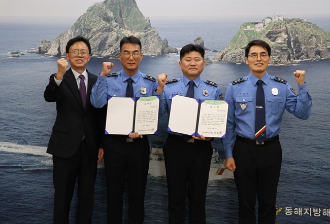 ▲ 최종균 강원도립대학교 총장이 5일 오전 10시 동해지방해양경찰청에서 조동희 경감과 김호관 경위에게 감사장을 수여했다. ⓒ강원도립대학교
