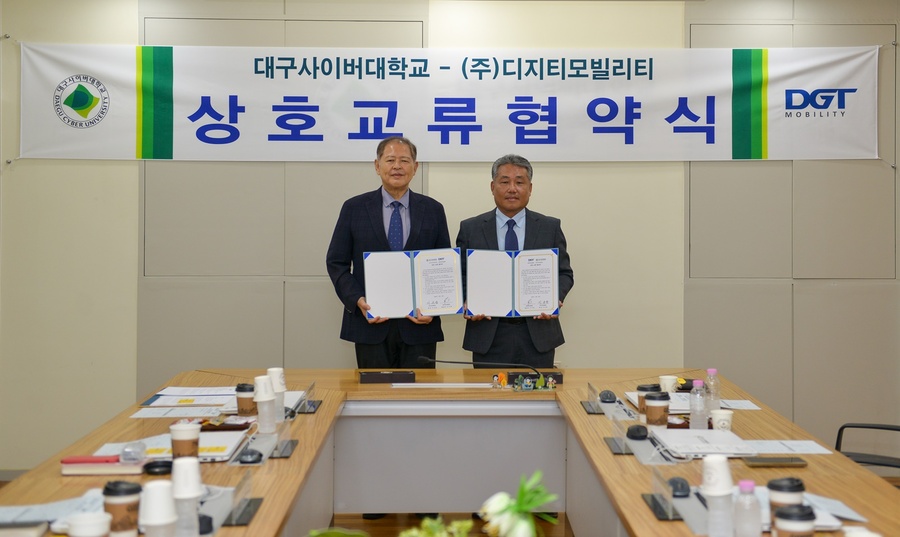 ▲ 대구사이버대학교(총장 이근용)는 지난 22일 본교에서 ㈜디지티모빌리티(DGT 모빌리티, 대표이사 이시혁)와 상호 교류 및 홍보 협력을 통한 공동 발전을 도모하기 위한 업무협약(MOU)을 체결했다(왼쪽 대구사이버대학교 이근용 총장님, 오른쪽 ㈜디지티모빌리티 이시혁 대표이사).ⓒ대구사이버대