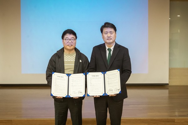 ▲ 강범석(오른쪽) 서구청장과 힐링웨이 기증현 대표가 협약식을 하고 있다.ⓒ사구 제공