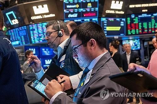 ▲ 뉴욕증권거래소에서 딜러들이 매매를 하고 있다. /연합뉴스