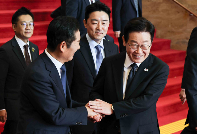 ▲ 이재명 대통령이 4일 서울 여의도 국회에서 열린 2026년도 예산안 및 기금운용계획안에 대한 정부의 시정연설을 마치고 국회를 나서며 정청래 더불어민주당 대표와 악수하고 있다.ⓒ뉴시스