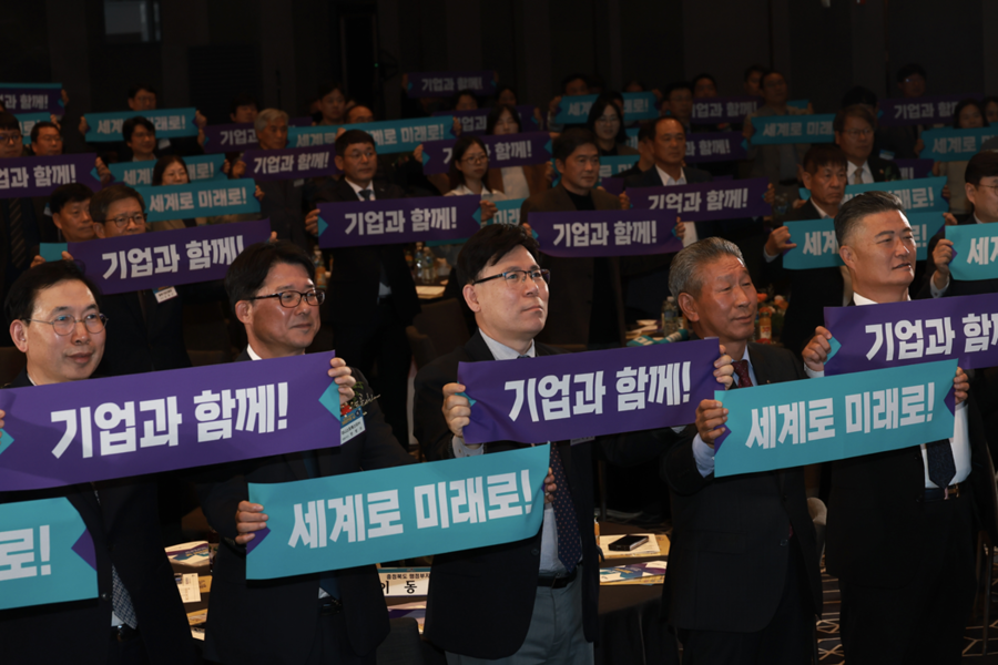 ▲ 제19회 충북기업인의 날을 맞아 이동옥 충북도 행정부지사와 이양섭 충북도의회 의장, 차태환 청주상공회의소 회장, 기업이들이 충북기업발전을 위한 퍼포먼스를 하고 있다.ⓒ충북도