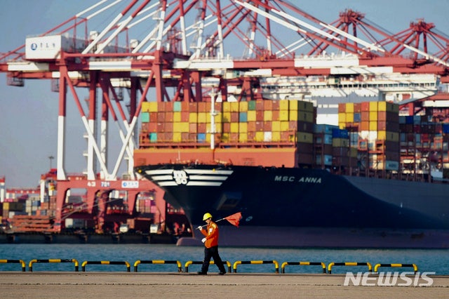 ▲ 중국 산둥성 칭다오 항구에서 컨테이너 전용선에 화물을 선적하고 있다. AP/뉴시스. 181130 ⓒ뉴시스
