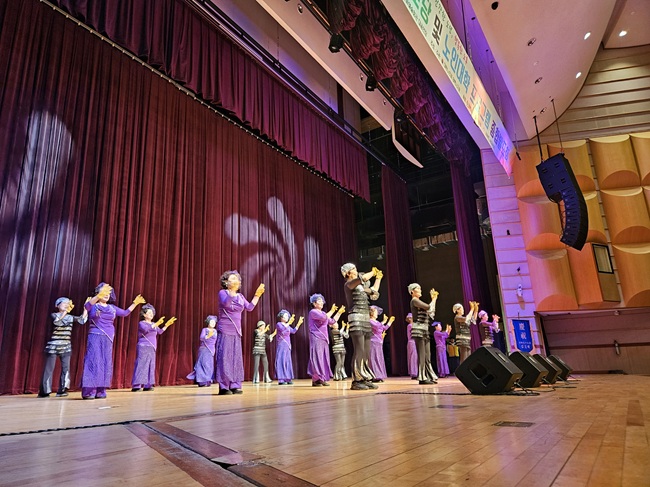 ▲ 태백시가 5일 태백문화예술회관 대공연장에서 '2025 경로당 및 노인대학 어르신 프로그램 발표회'를 성황리에 개최했다. ⓒ태백시