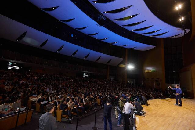 ▲ 3일 서울 강남구 코엑스에서 열린 ‘SK AI 서밋(Summit) 2025’에서 청중들이 최태원 회장의 ‘AI Now & Next’를 주제로한 기조연설을 듣고 있다.ⓒSK