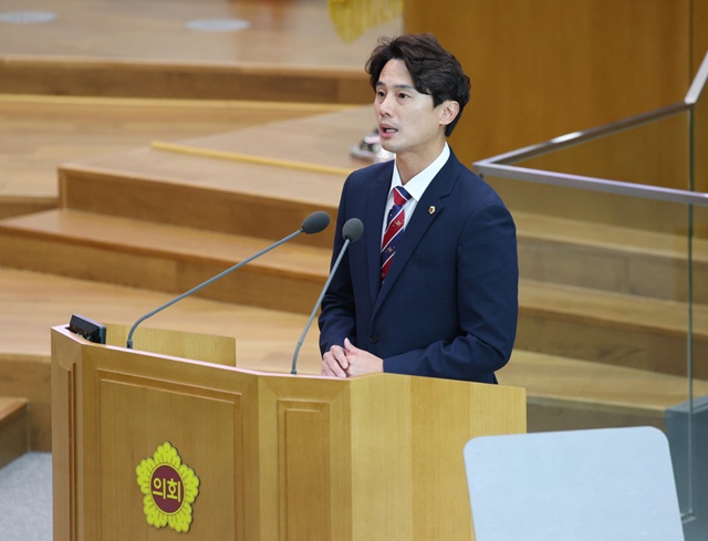 ▲ 황대호 경기도의회 문화체육관광위원회 위원장이 4일 도의회에서 열린 제387회 정례회 제1차 본회의에서 5분 자유발언을 하고 있다. ⓒ경기도의회 제공