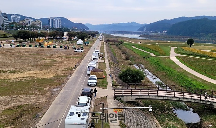 ▲ 2025 공주 날밤까기' 축제에 참가한 카라반들.ⓒ이길표 기자