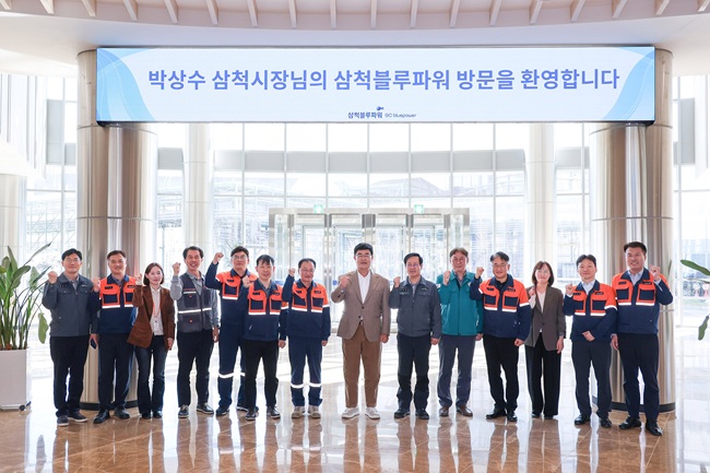 ▲ 박상수 삼척시장이 4일 삼척블루파워(대표이사 이형수)를 방문해 삼척블루파워 관계자들과 함께 지역 상생협력 방안을 논의하고 현장 의견을 나누는 시간을 가졌다. ⓒ삼척시