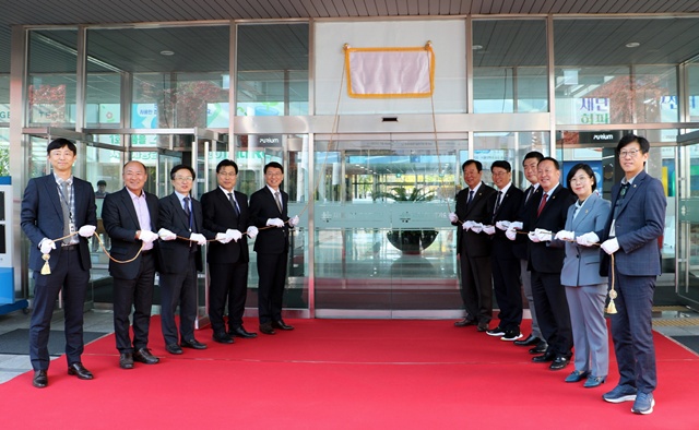 ▲ 김성중 경기도 행정1부지사와 경기도의회 임상오 안전행정위원장, 김연상 차세대융합기술연구원장 등 관계자들이 4일 융기원에서 '경기도 재난안전연구센터' 현판식을 진행하고 있다. ⓒ차세대융합기술연구원 제공