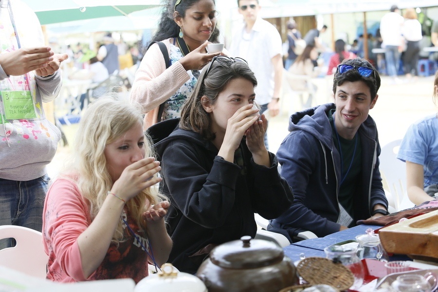 ▲ ‘보성녹차’ 2025 APEC 한중 정상회담 국빈 만찬에 올라_외국인 관광객들이 보성녹차를 마시고 있다.ⓒ보성군 제공