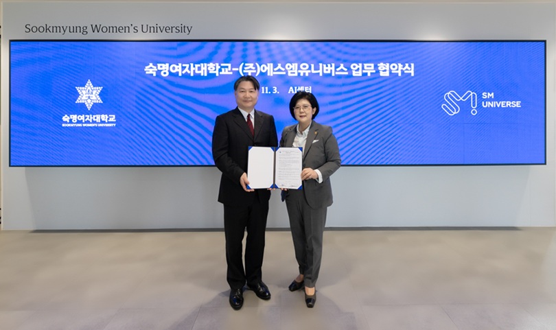 ▲ 지난 3일 서울 용산구 숙명여대 AI센터에서 열린 K-POP 음악 교육과정 운영 및 공동 협력체계 구축을 위한 업무협약식에서 문시연 숙명여대 총장(오른쪽)과 장재원 에스엠유니버스 대표가 기념촬영을 하고 있다.ⓒ숙명여대