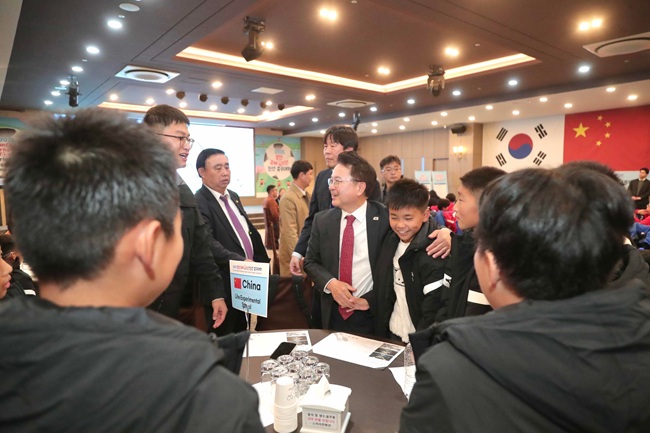 ▲ 2025 춘천 국제 유소년 친선 축구대회 개회식이 지난 4일 오후 스카이컨벤션웨딩홀에서 환영만찬과 함께 열렸다. 춘천시는 7일까지 나흘간 송암스포츠타운 에어돔에서 '2025 춘천 국제 유소년 친선 축구대회'를 개최한다.  ⓒ춘천시